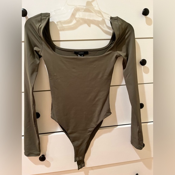NWT - long sleeve bodysuit - Picture 4 of 7